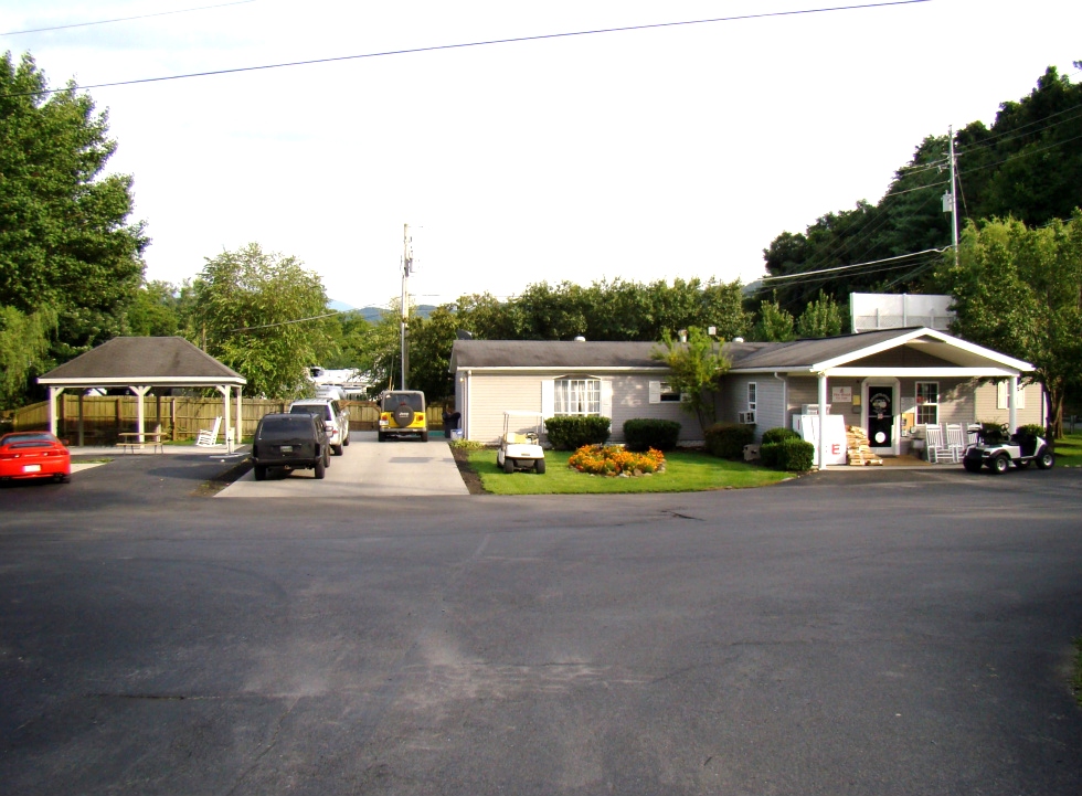 CAMPGROUND PIGEON FORGE TN - CREEKSIDE RV PARK - GOOD SAM PARK #1 CHOICE  RV Park Pigeon Forge 