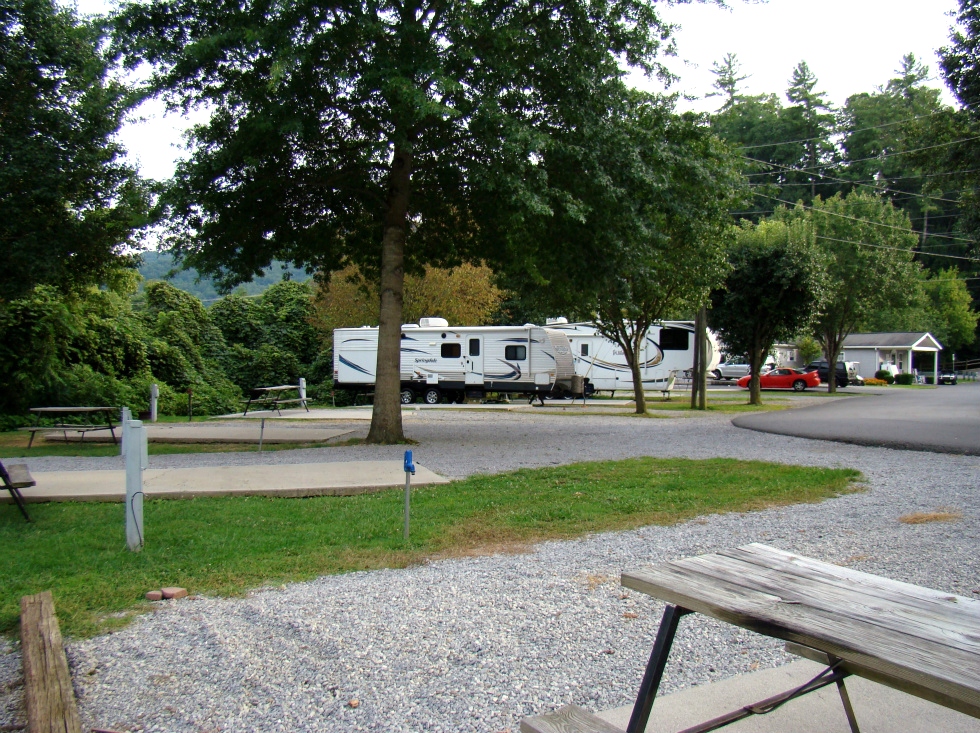 CAMPGROUND PIGEON FORGE TN - CREEKSIDE RV PARK - GOOD SAM PARK #1 CHOICE  RV Park Pigeon Forge 